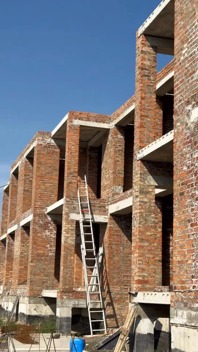 🏗Будівництво у розпалі!

Ми працюємо щодня, щоб ви якомога швидше отримали ключі від своїх майбутніх квартир🥰

👉Перша черга
Завершено мурування другого поверху з монтажем плит перекриття. Уже активно зводимо стіни третього поверху.

👉Третя черга
Виконано дві третини робіт із облаштування фундаментної подушки, шо закладає надійний фундамент майбутніх будівель.

Ми уважно стежимо за якістю на кожному етапі та будуємо дім, у якому вам буде комфортно і затишно.✨

☀️ с. Тарасове, вул. Боголюбська, 132

Дізнатися більше можна у нашому відділі продажу:
📍с. Тарасове, провул. Весняний, 2
📞 +(38)099 00 909 22