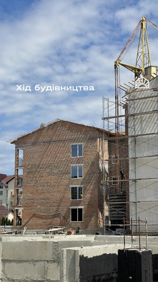 🌸 За весну на будівельному майданчику ЖК «Світло» виконано важливий обсяг робіт. 

✅ У третій черзі завершено бетонні роботи підвального поверху — стін і колон, які формують основу майбутнього будинку. Щодня проєкт стає дедалі реальнішим: уже проглядаються планування квартир і простір майбутніх кімнат. 

Паралельно команда працює над гідроізоляцією фундаментної плити та зовнішніх конструкцій підвального поверху. 

✨ Ми впевнено рухаємося до мети — створити сучасний і комфортний простір для життя. ЖК «Світло» — місце, куди хочеться повертатися.

Завітайте до відділу продажу, щоб зробити перший крок до власного житла 
📍с. Тарасове, провул. Весняний, 2
📞 +(38)099 00 909 22

Дозвільні документи доступні на нашому сайті за посиланням:
https://svitlo.lutsk.ua/dozvilni-dokumenty