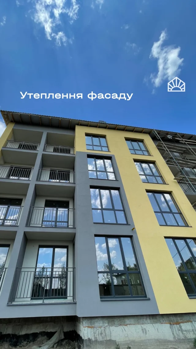 Ми дбаємо не лише про сучасний вигляд будинку, а й про ваш комфорт на довгі роки. 

Для утеплення фасаду використовується пінопласт 150 мм, який створює надійний теплоізоляційний шар. У поєднанні з енергоефективними шестикамерними вікнами це забезпечує комфортний мікроклімат, допомагає економити на опаленні, а також створює додатковий захист будинку від впливу часу й погодних умов.

Енергоефективність — це інвестиція, яка працює щодня. Саме тому в ЖК «Світло» кожне рішення продумане для вашого затишку сьогодні та на багато років вперед.

📩 Завітайте до відділу продажу, щоб зробити перший крок до власного житла у ЖК «Світло»
📍с. Тарасове, провул. Весняний, 2
📞 +(38)099 00 909 22

Дозвільні документи доступні на нашому сайті за посиланням:
https://svitlo.lutsk.ua/dozvilni-dokumenty